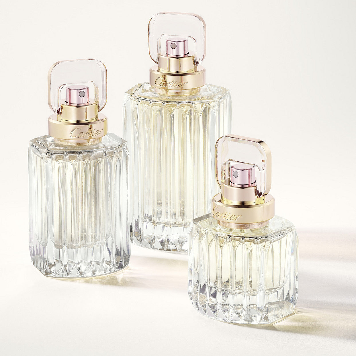 Carat Eau de Parfum entouré d’un arc-en-ciel de fleurs fraîches
