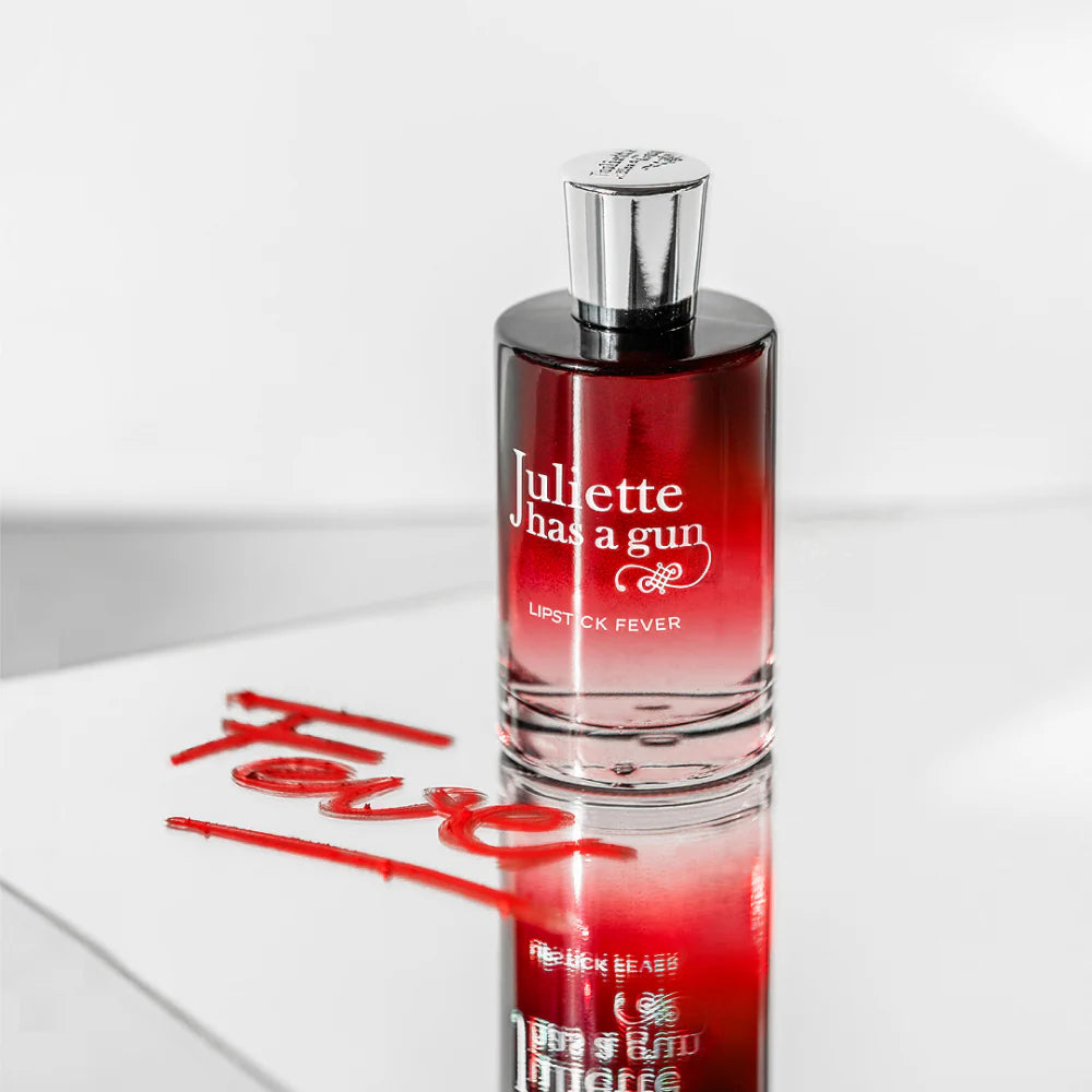 Lipstick Fever Juliette Has a Gun – Parfum poudré chic, disponible chez Parfumerie Passion au meilleur prix | Livraison rapide partout au Maroc