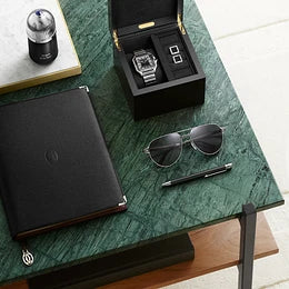 Détail du flacon Pasha – capot godronné signature et finitions métal