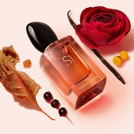 Armani Sì Intense – Eau de parfum au cassis et rose noire, disponible chez Parfumerie Passion au meilleur prix | Livraison rapide partout au Maroc