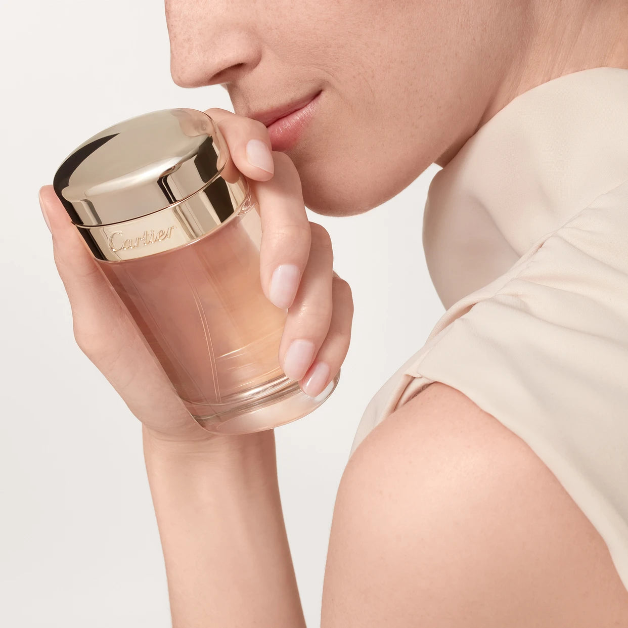 Détail du flacon Baiser Volé – bouchon or et finition précieuse

