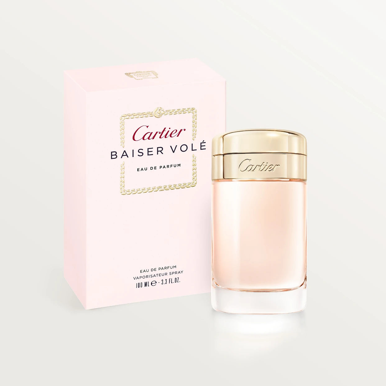 Baiser Volé Eau de Parfum au cœur d’un bouquet de lys blancs

