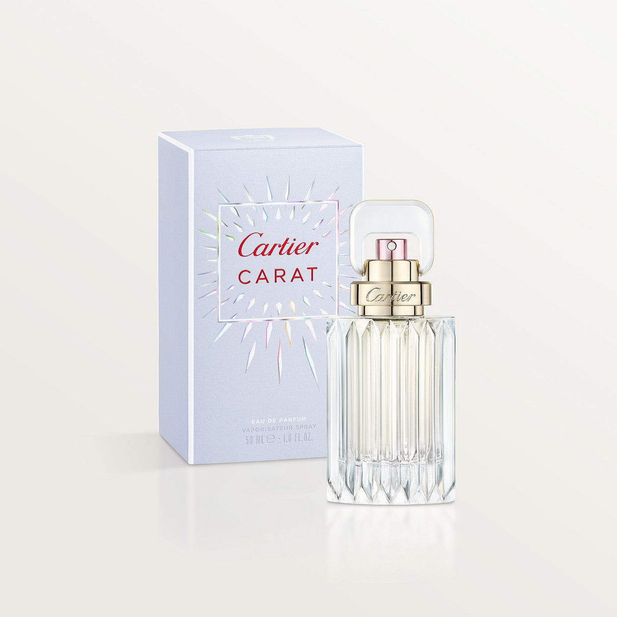 Détail du flacon Carat – capuchon bijou et reflets arc-en-ciel

