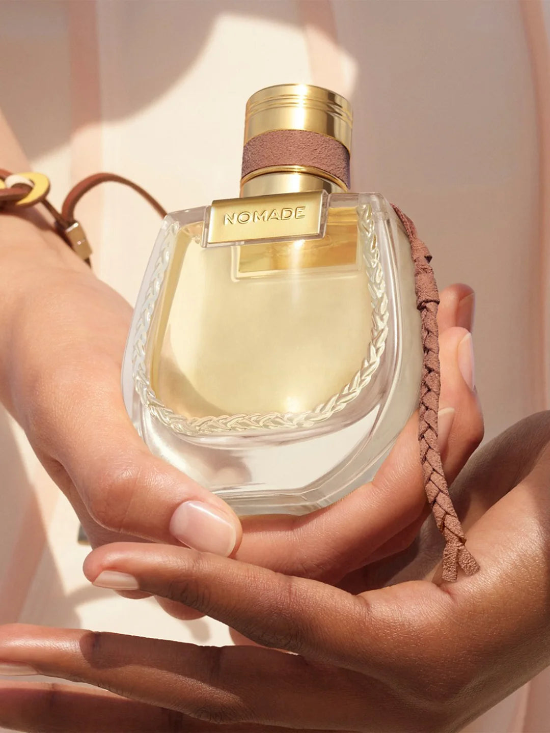 Chloé Nomade Jasmin posé dans un décor naturel et lumineux Parfumerie Maroc | Meilleur Prix | Livraison Rapide | Produit Authentique