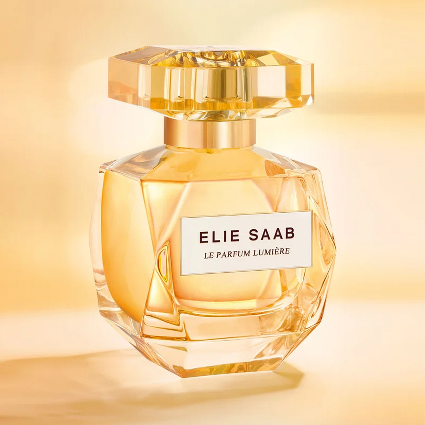 Élégant flacon du Parfum Lumière sur un fond ensoleillé et floral. Vente en ligne et en magasin. Maroc.

