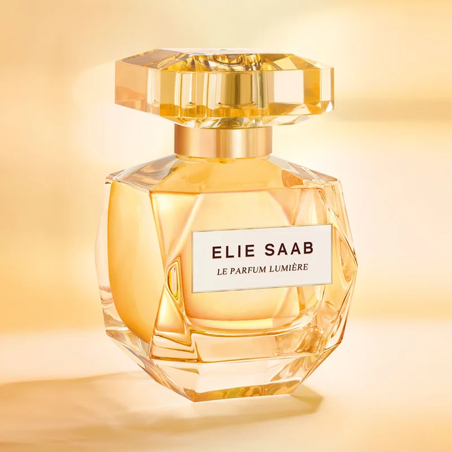 Élégant flacon du Parfum Lumière sur un fond ensoleillé et floral. Vente en ligne et en magasin. Maroc.


