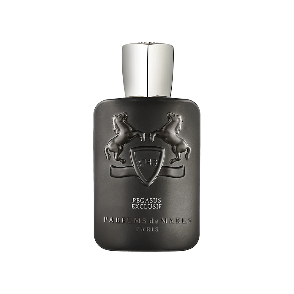 Pegasus Exclusif allie poivre rose, oud et vanille dans un accord noble et magnétique. Un parfum sophistiqué et intense, au sillage remarquable.