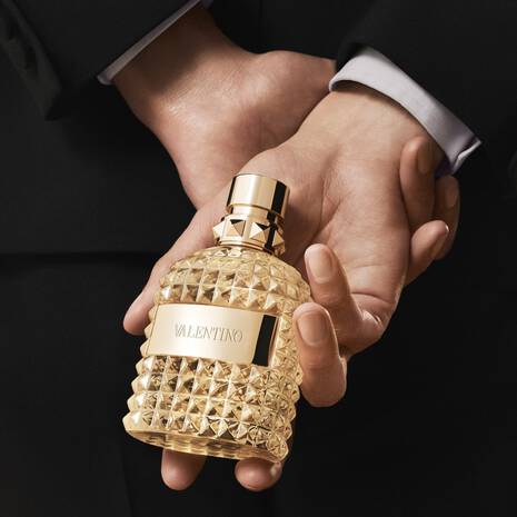 Flacon The Gold Uomo – Parfum luxe pour homme moderne et affirmé, disponible chez Parfumerie Passion au meilleur prix | Livraison rapide partout au Maroc